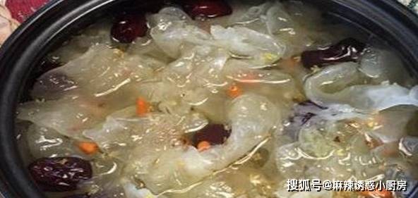 银耳用冷水泡还是热水泡容易出胶 699d45acbba44bbf86ef1712612ac6db.jpeg