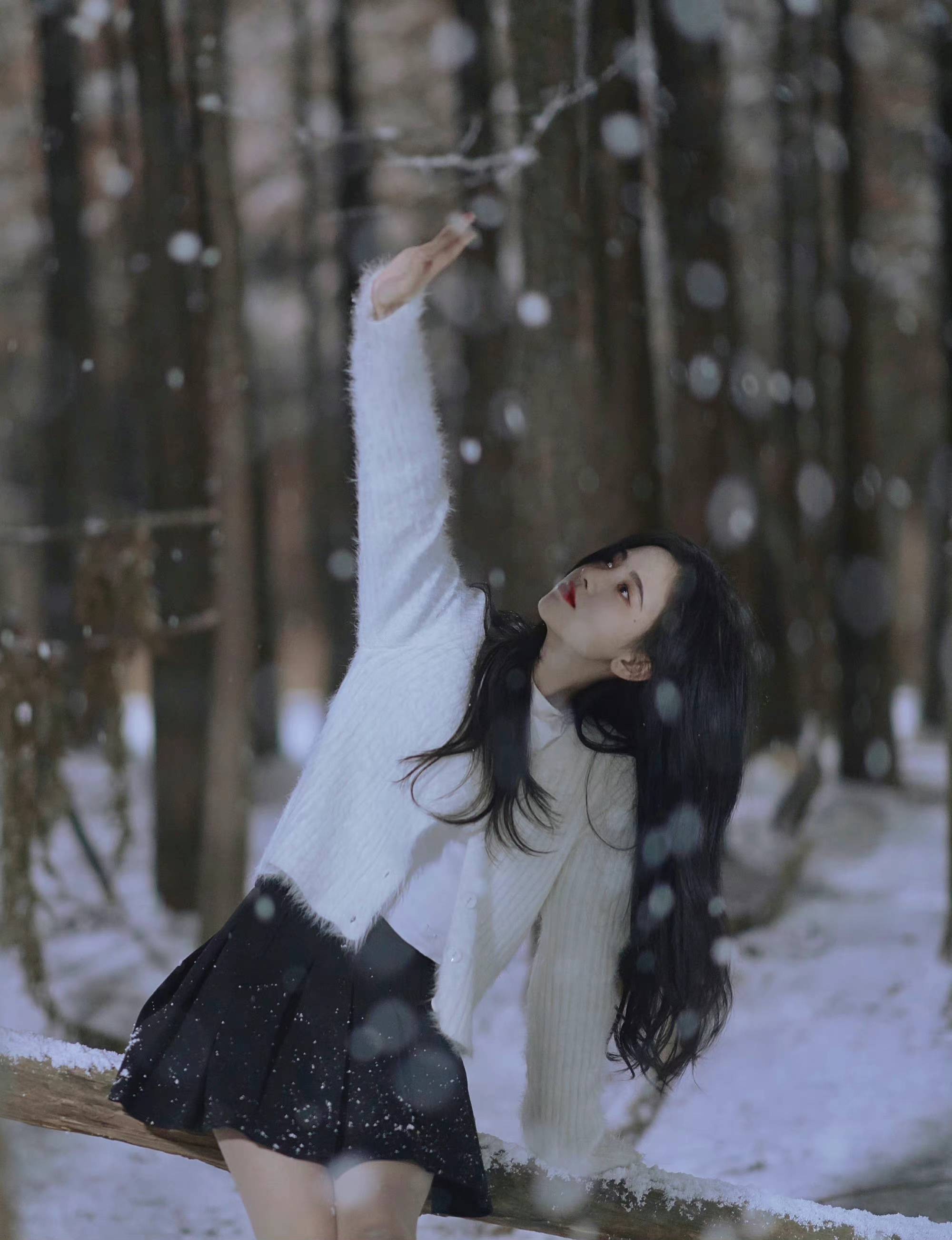 鞠婧祎|鞠婧祎雪中氛围感大片白色针织开衫搭配黑色百褶裙，空气中都弥漫着唯美的气息