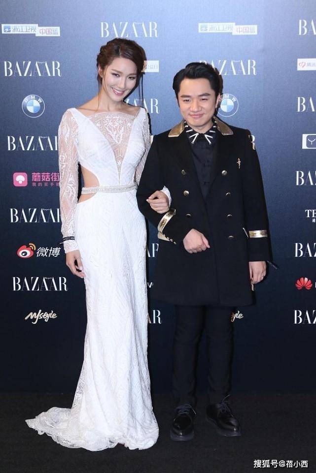 黑色|李亚男这么穿连衣裙也太招摇了，生了2胎身材还那么好，气质惊艳