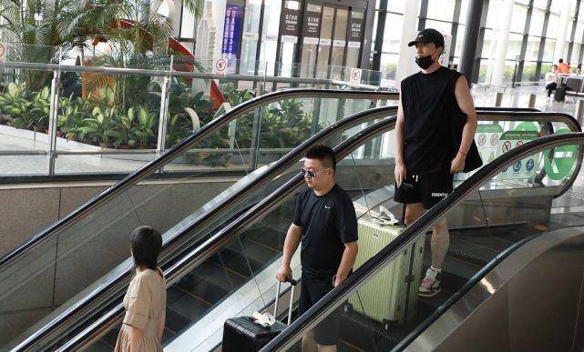 身材|刘翔现任老婆颜值普通，剪时髦“鲶鱼头”穿连衣裙，也没啥抢眼感