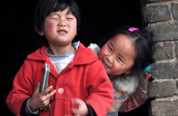 嘲讽|二胎妈妈给孩子买蛋糕边角料，遭众人嘲讽，养不起为什么要生