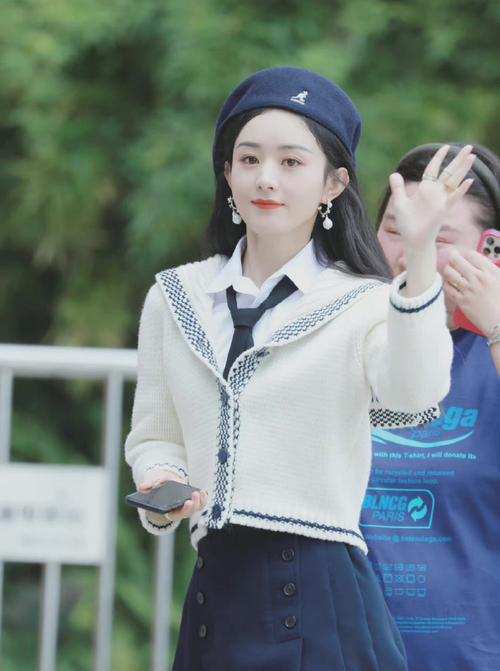 一身|赵丽颖穿得真有秋日气息，穿一身黑配针织“袖套”，显瘦还好时髦