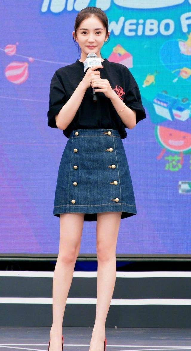 进行|张婷携林瑞阳出席活动,穿着白T恤配半身裙,两人看着像孙女关系