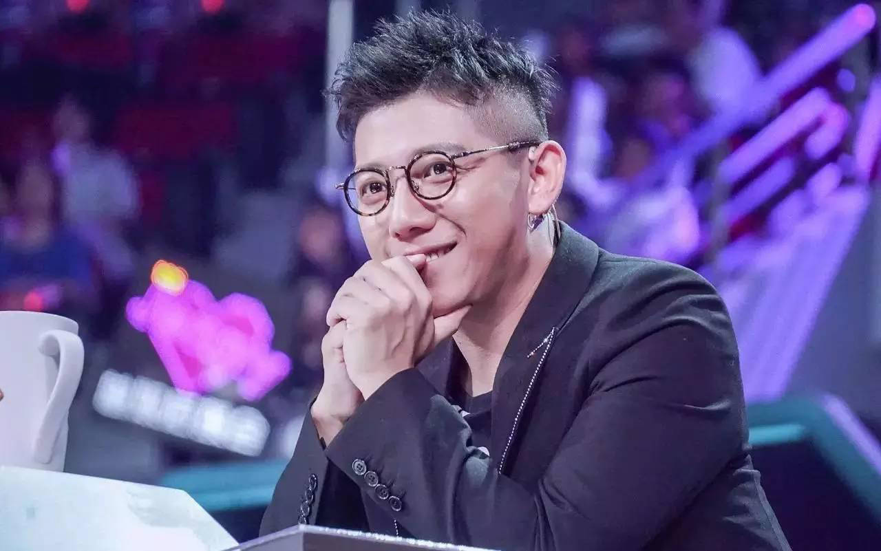 原创吃瓜歌手胡海泉10岁写诗31岁当总裁38岁成北大硕士