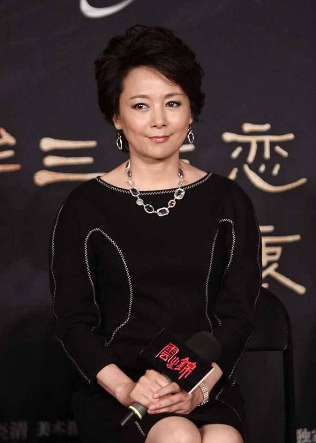 张瑜才|张瑜才是优雅代言人，穿描边黑裙配高跟鞋，妆容素雅大气挺高贵