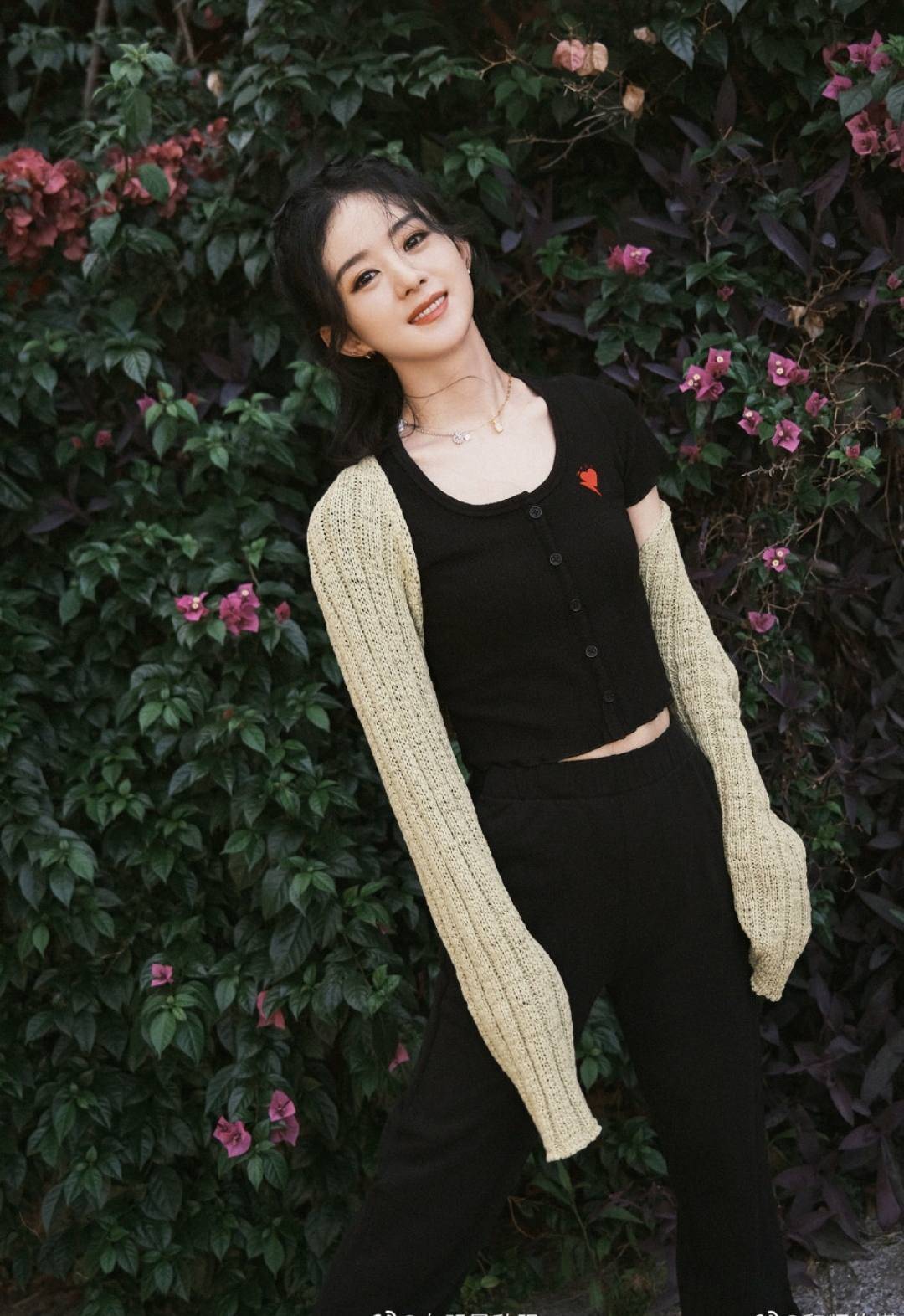 一身|赵丽颖穿得真有秋日气息，穿一身黑配针织“袖套”，显瘦还好时髦