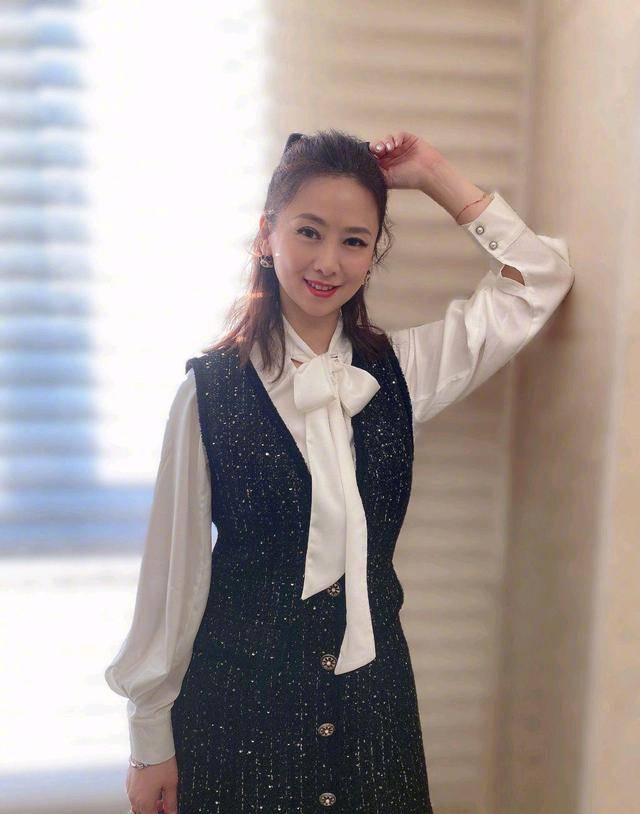 黑色|翁虹年过半百依旧风姿卓越，飘带衬衫配小香风连衣裙，高贵典雅