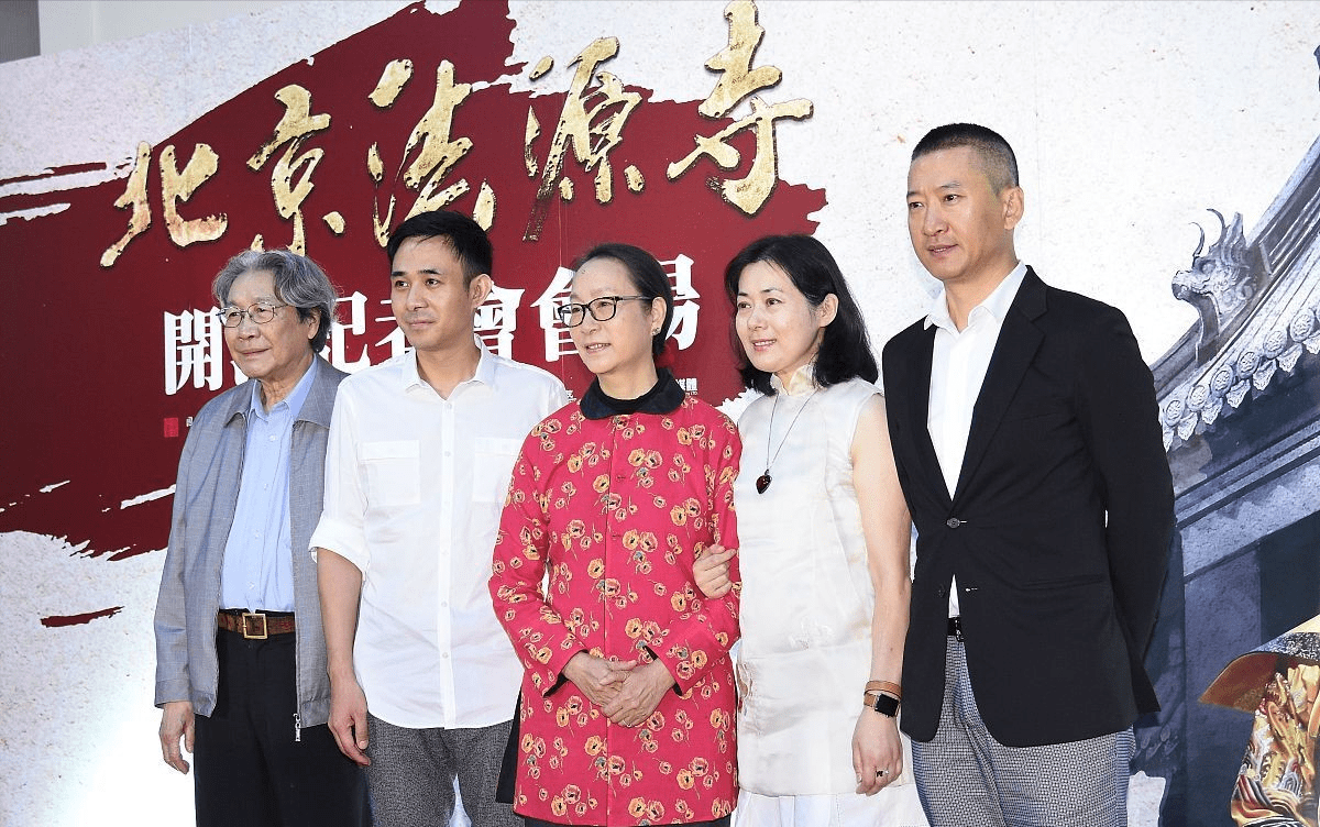 奚美娟|奚美娟穿得挺朴实的,花外套配灯笼裤,显现出了奔七人的真实状态