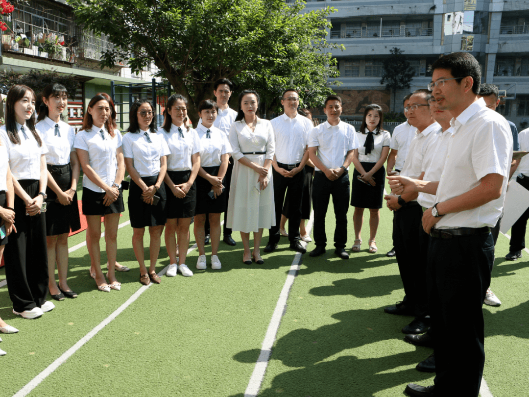 四川高坪区委书记陈多平深入高坪七小看望慰问教师