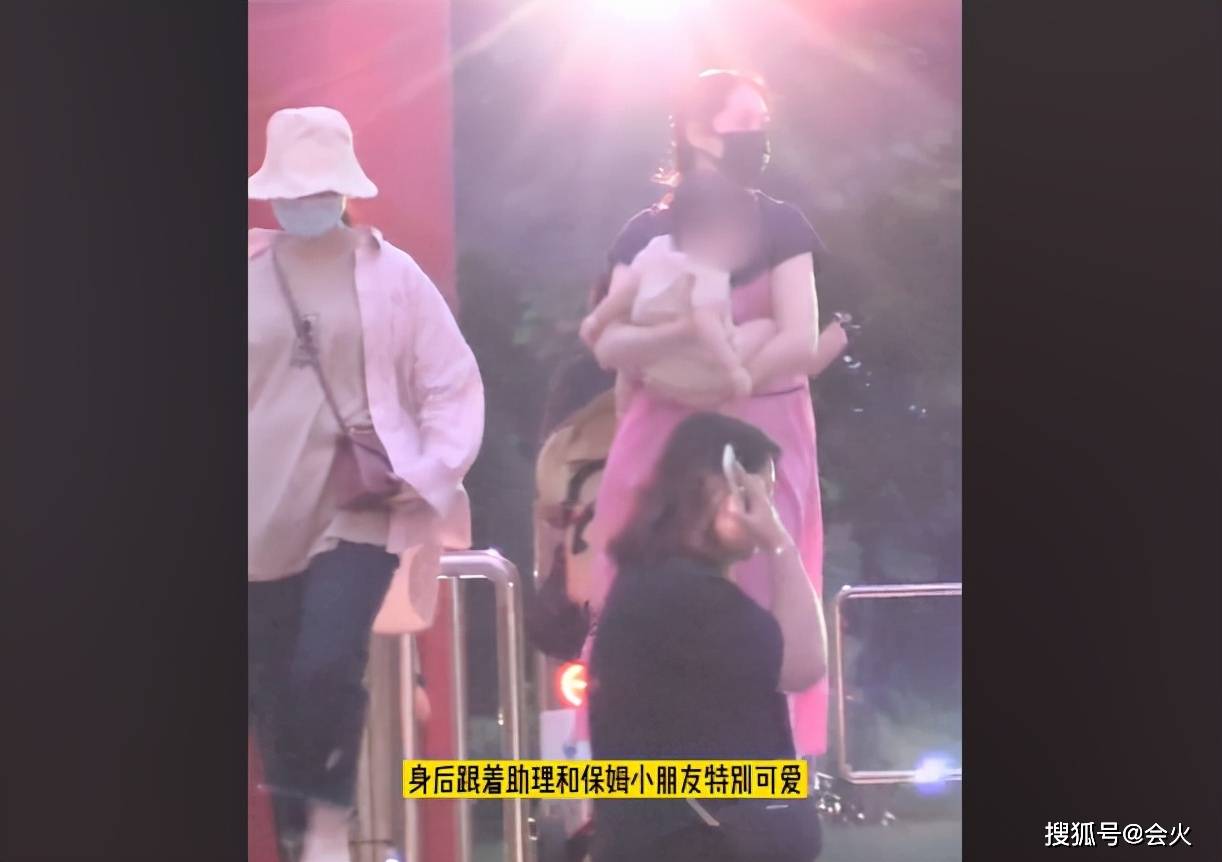 向佐|郭碧婷带女儿逛公园！全程抱女儿累到就地蹲下，身旁紧跟两名助手