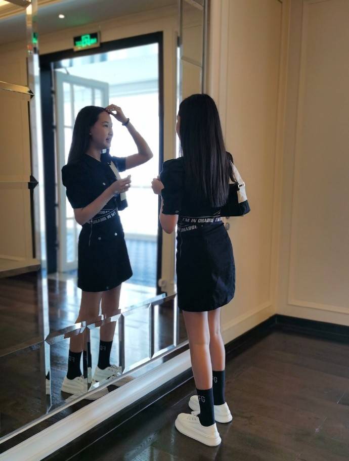 黑色|赵文卓好福气！41岁妻子一身黑贵气优雅，13岁女儿身材气质太优越