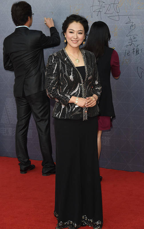 沈傲君|44岁沈傲君的气质脸很占优势，穿亮片外套搭配抹胸裙，美到骨子里