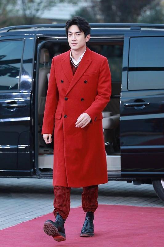 卫衣|林更新生图更真实,美颜后反而没了男人味,穿卫衣也挺帅气