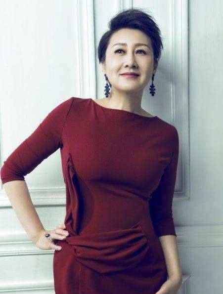 身材|张凯丽潇洒走机场，穿搭时髦却遮不住发福身材，终于有了老年气息