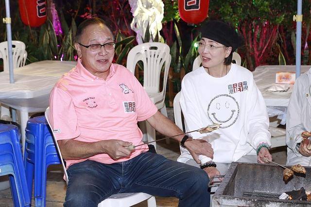 丑也挺|年近60的“石榴姐”不扮丑也挺美，休闲卫衣配阔腿裤，看着挺清爽