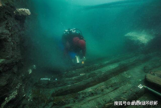 在埃及水下城市发现了古船和墓地 00年前的遗迹历历在目 阿蒙