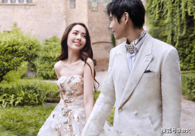 向佐|郭碧婷带女儿逛公园！全程抱女儿累到就地蹲下，身旁紧跟两名助手