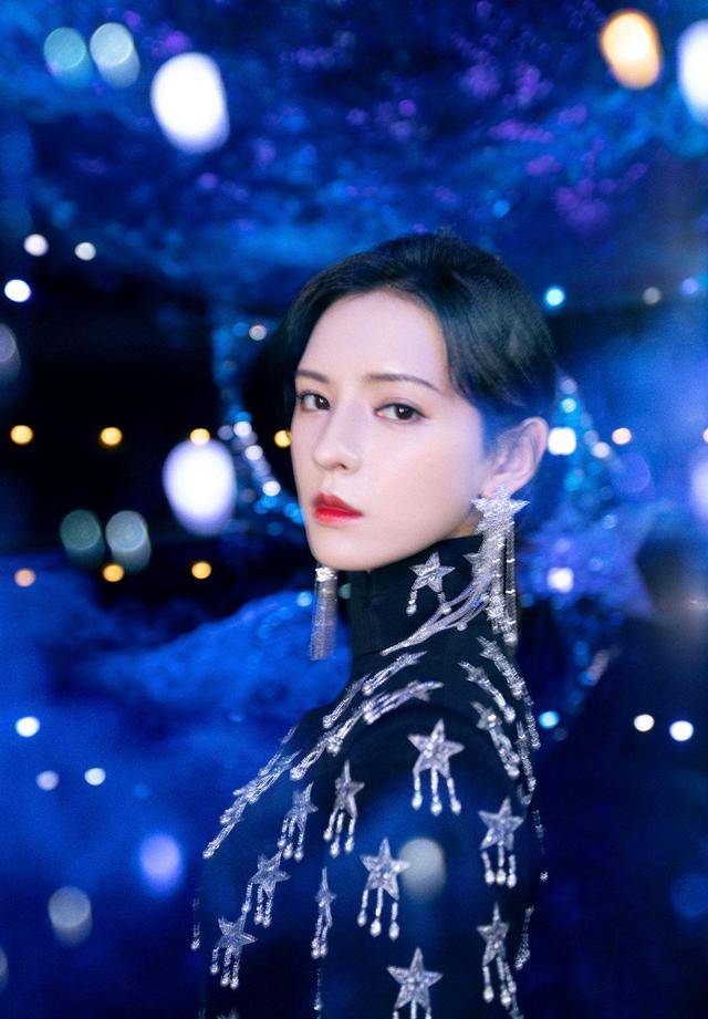 图案|张予曦颜值真没得说,穿一袭星星亮片连衣裙高贵精致,美成焦点