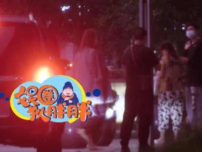 看了坦尼娅的深夜聚会后 他的脚充满了仇恨 他热情地拥抱和告别异性朋友