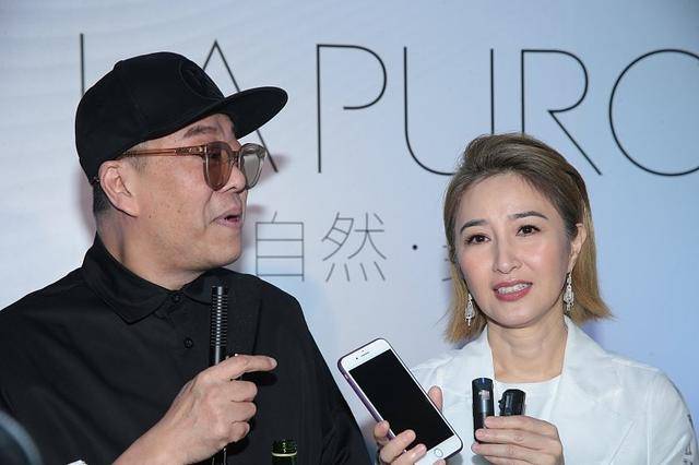 张家辉|张家辉真有福气,老婆关咏荷年近60不显老,穿休闲长裙好温婉