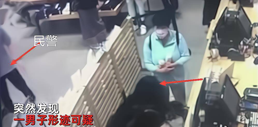 网友|安徽芜湖民警陪妻子逛街,轻松制服偷拍狂,被拍女生趁机踢上一脚