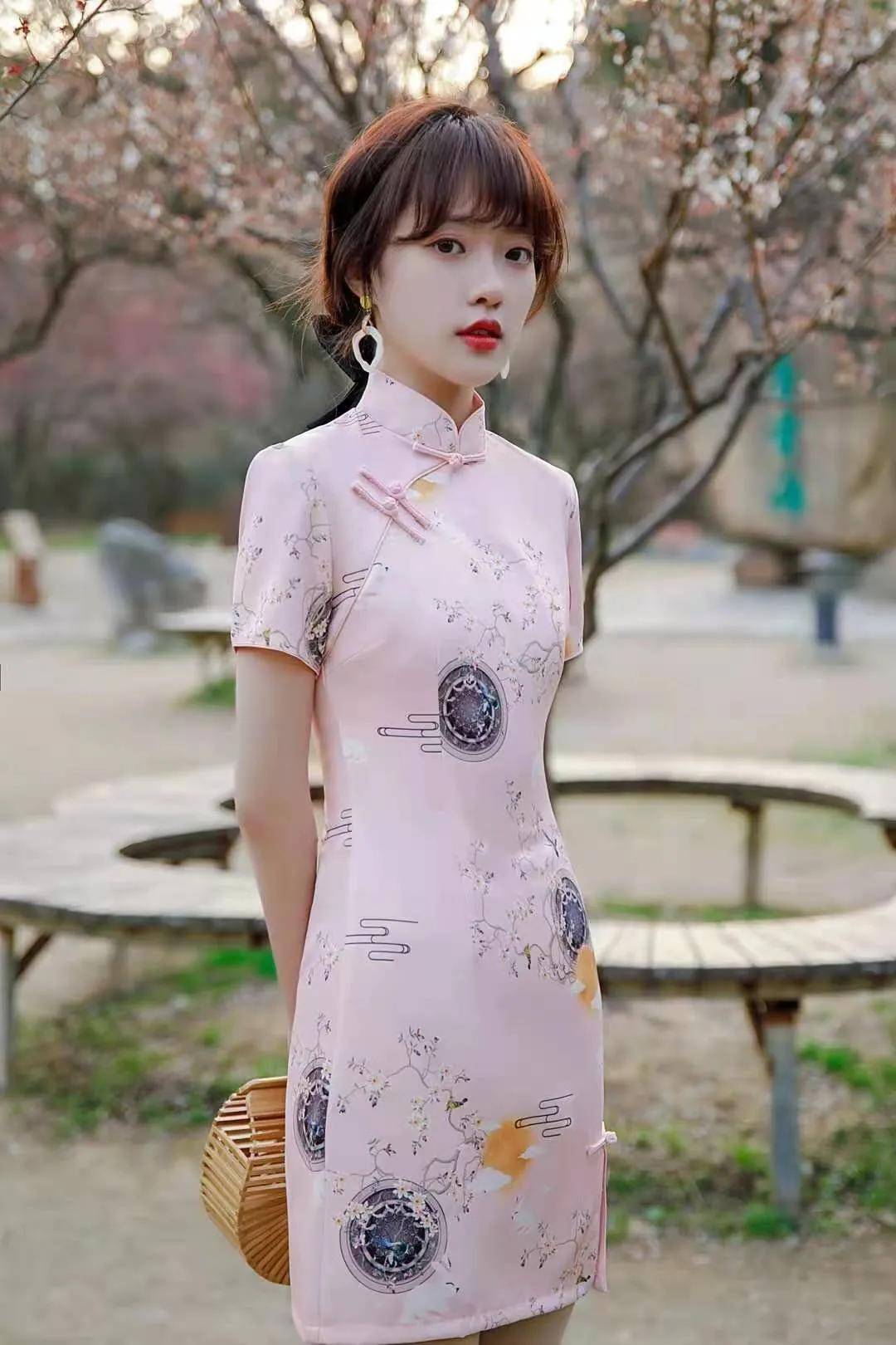 花色|旗袍如何穿选择，才能显身材又显气质！让你雍容华贵不乏端庄优雅