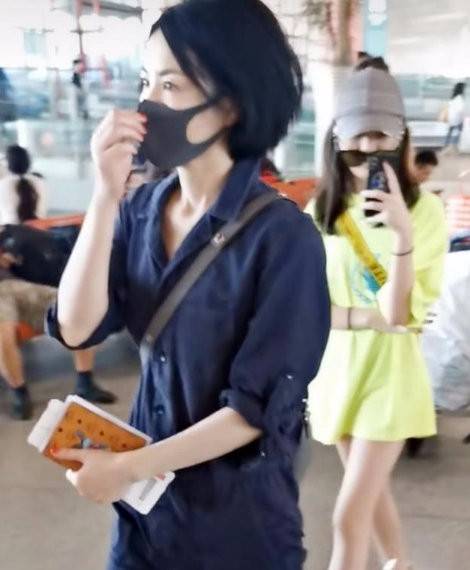 黑发|李嫣和闺蜜聚餐,换回黑发色很青春,穿两分裤秀腿衣着依旧很大胆