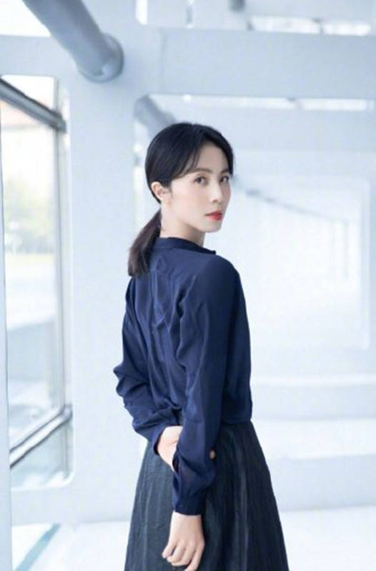 服装|孙莉一家周末出游，她穿衣优雅知性头发黄，黄磊剪寸头变帅小伙