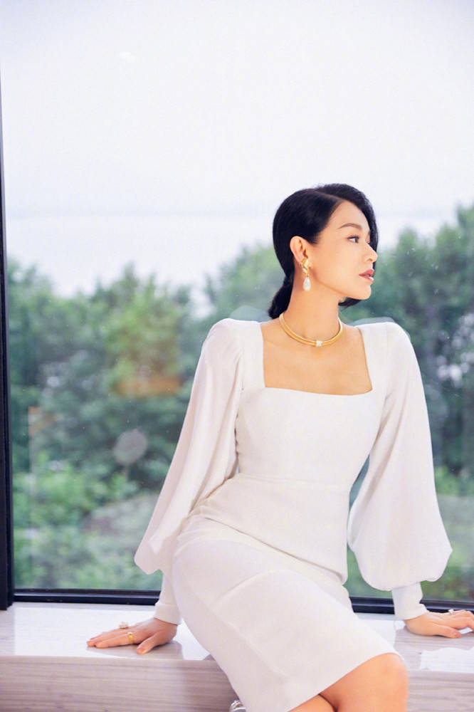 腰肢|胡杏儿产后5月晒美照，穿深V裙还露腰，生仨娃还有这身材我真服气