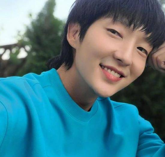 39岁李准基近照:对镜头微笑少年感满满,滤镜开太过硅胶感十足