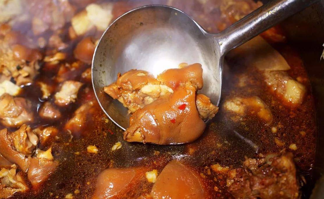 地区|湖北小镇的特色早餐,8点就卖光,早上啃猪蹄喝白酒,模仿者无数