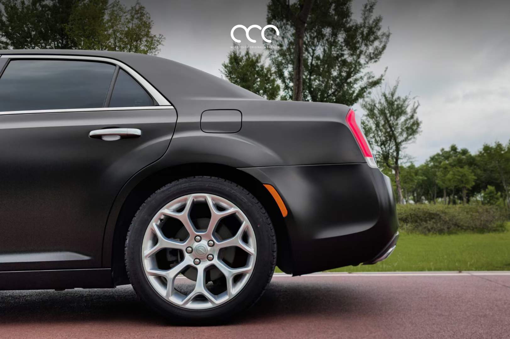 克莱斯勒300c贴膜漫彩改色膜电光金属黑