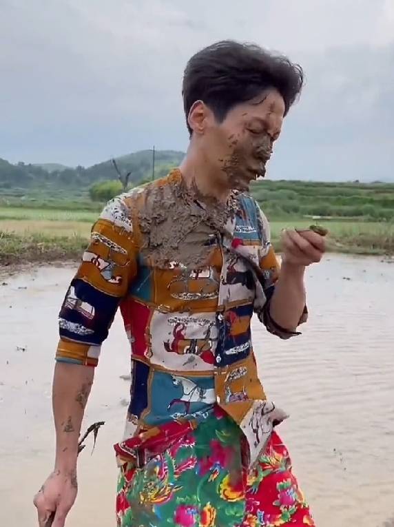 湖南网红父子,拍搞笑视频天天被"挨揍",让人每看一次笑一次_张焱