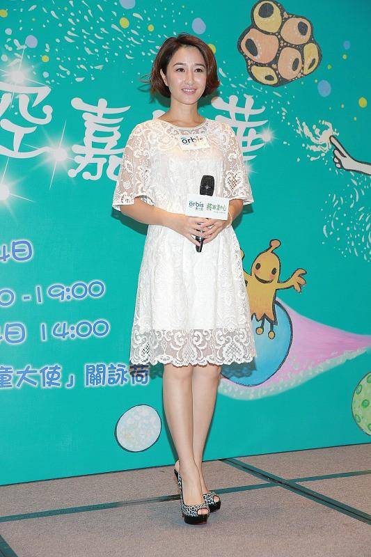 张家辉|张家辉真有福气,老婆关咏荷年近60不显老,穿休闲长裙好温婉