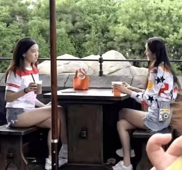 卫衣|李嫣风格大变成淑女！染回黑发穿运动装，一身造型比闺蜜还低调
