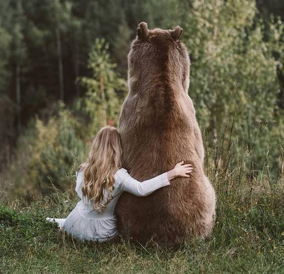 俄罗斯姑娘与熊为伴，抬头的一刻真的惊艳了，真想把她娶回家