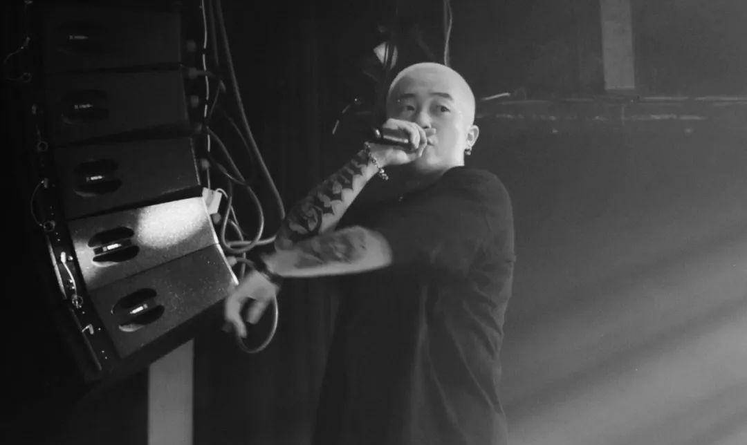 舞台|《说唱听我的2》第三期：双子星首秀，国际语freestyle引发争议？