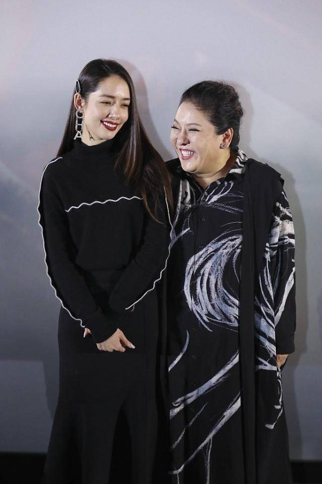 黑色|郭碧婷和向太感情真好，两人看着就像“闺蜜”，穿得也很默契