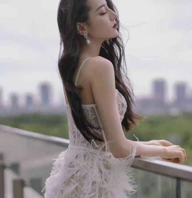 进行|迪丽热巴穿吊带裙参加活动，越发有东方女王范，高贵气质笼罩全身