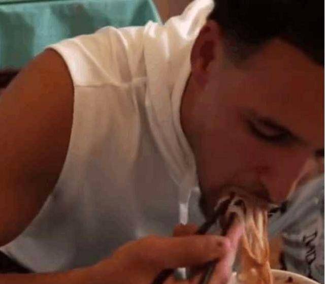 美食|NBA吃货遇上中国美食:马努给6款零食评分,字母弟一人吃9桶泡面