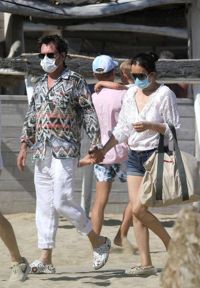 老公|巩俐与老公海边度假,扎丸子头配短裤霸气不再,71岁老公非常时尚