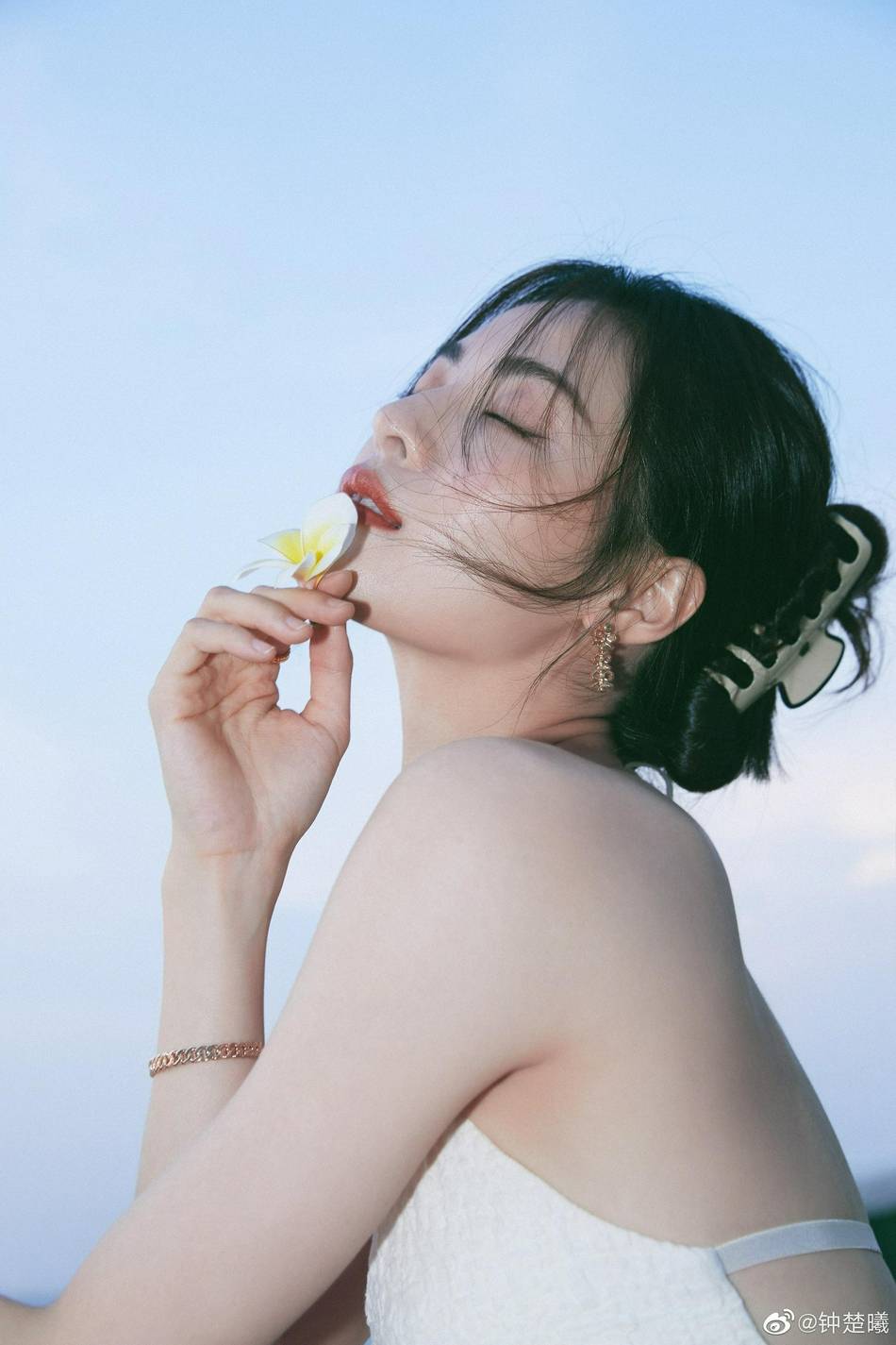 钟楚曦穿吊带抹胸露背长裙很美艳魔鬼身材太性感妩媚