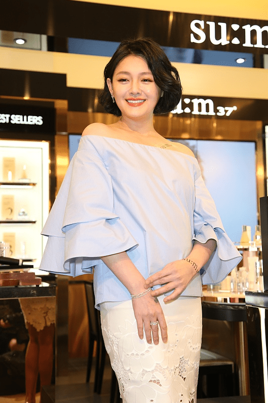 女人还是胖点好,大s身材发福后气质都不同了,穿蓝色上衣真温婉