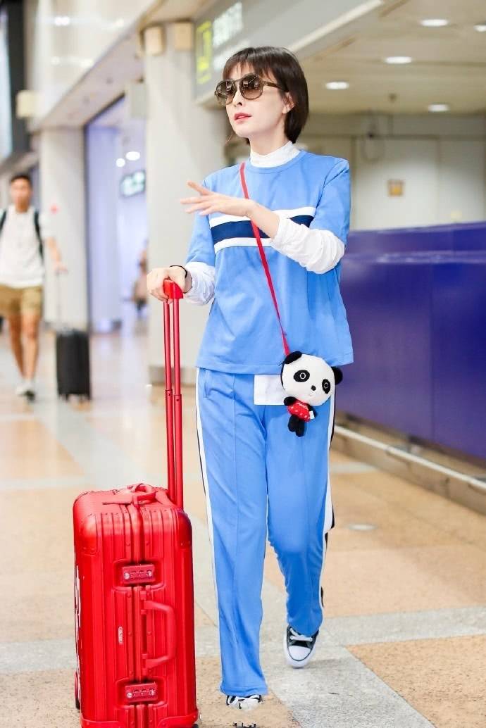 样式|吴昕短发越来越短，衣品一套比一套潮流，同色系列也能穿出高级感