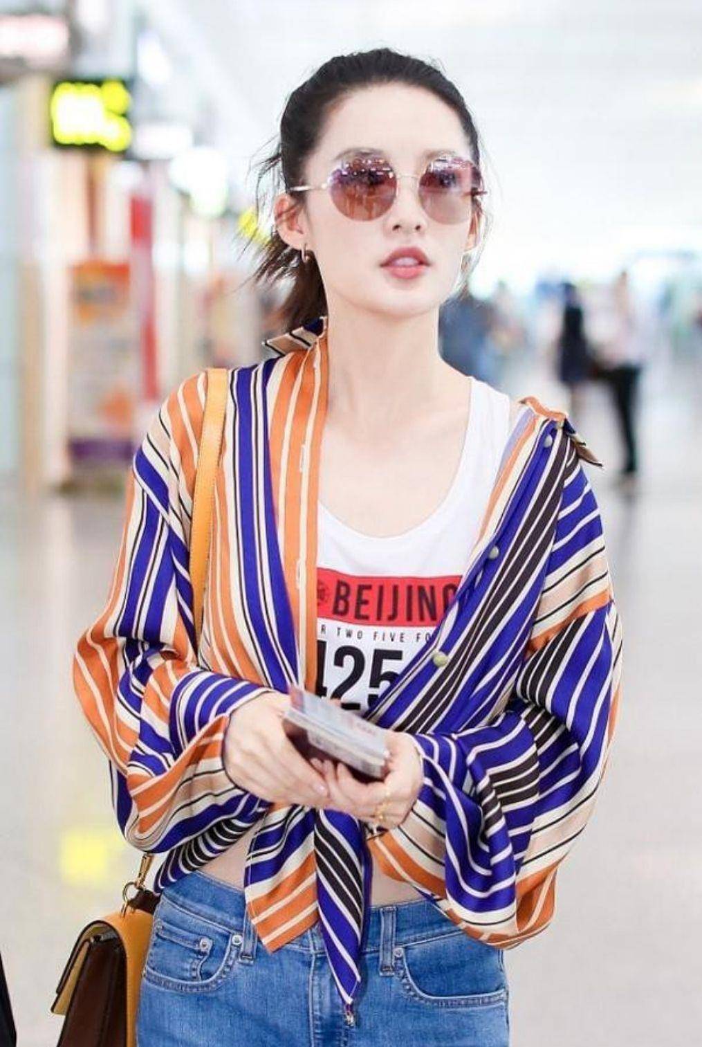 条纹|李沁真敢尝试新花样,条纹衬衫内搭T恤背心,性感锁骨很养眼