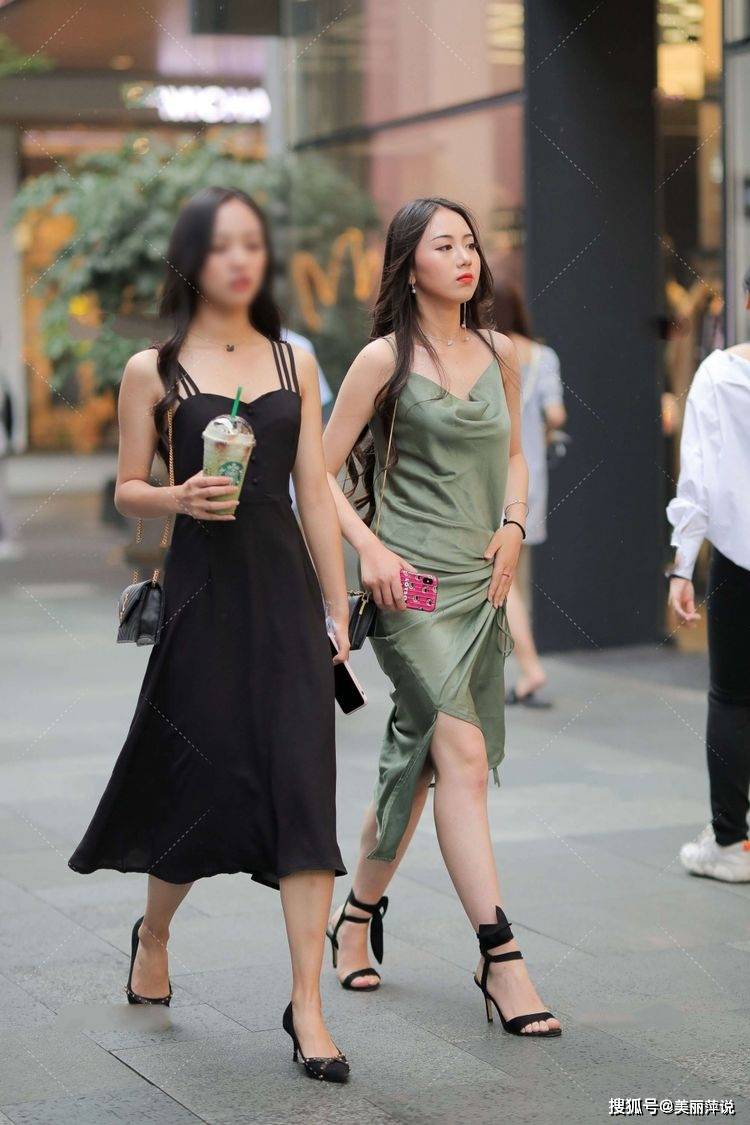 感觉|美女街拍：红色的连衣裙，荷叶边的裙摆柔美减龄，无袖的设计清凉无比