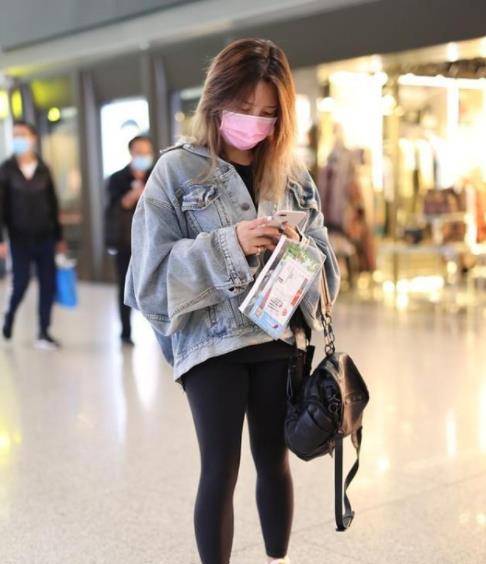 视觉|何洁瘦下来也太好看了，全黑穿搭素颜出门，和男友机场甜蜜秀恩爱