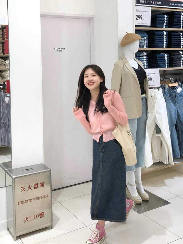 显得|终于明白小个子的“穿搭精髓”，印花上衣搭配牛仔裤，显高显瘦