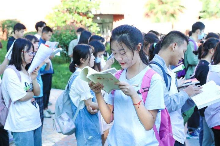 万人|阳光不燥，读书正好 !西安翻译学院学子共赴“万人晨读”！