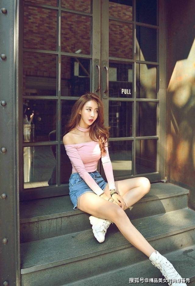 小白|粉色的一字肩上衣甜美减龄，搭配牛仔短裤更是少女范十足